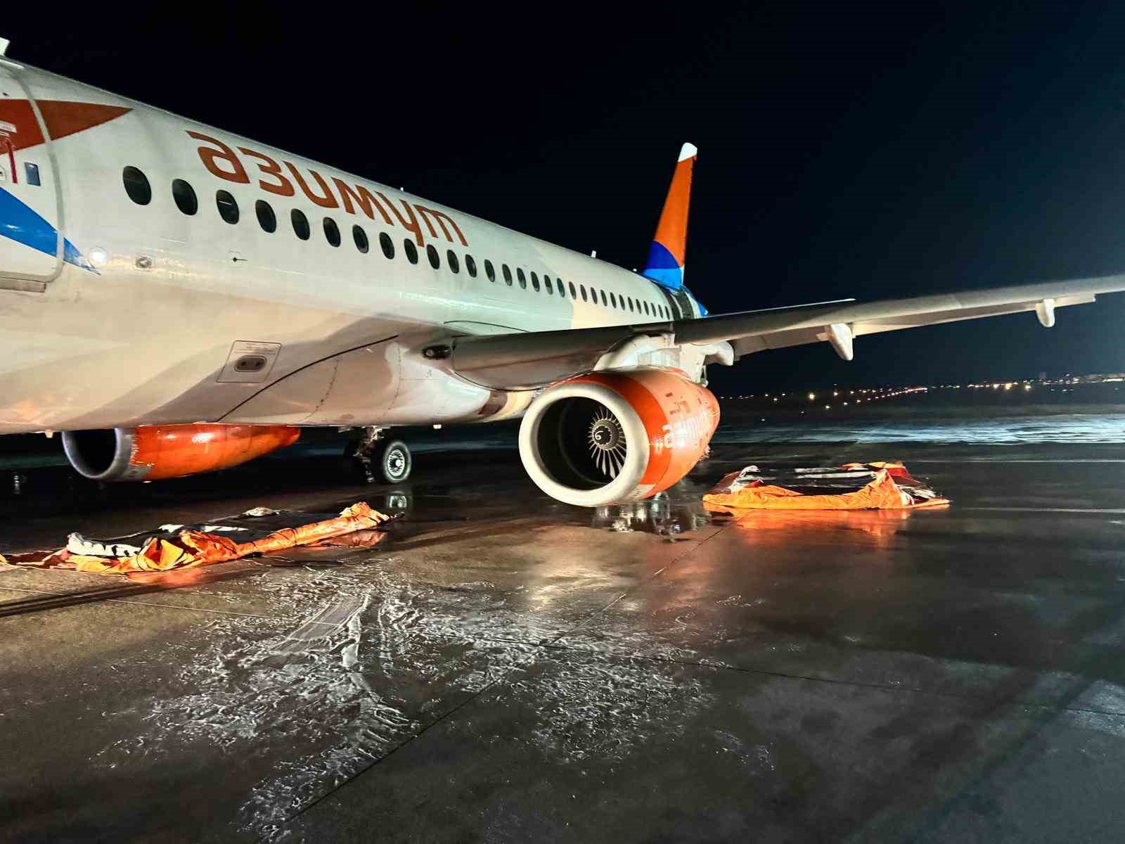 Antalya’da iniş sırasında motoru yanan yolcu uçağına rekor sürede müdahale