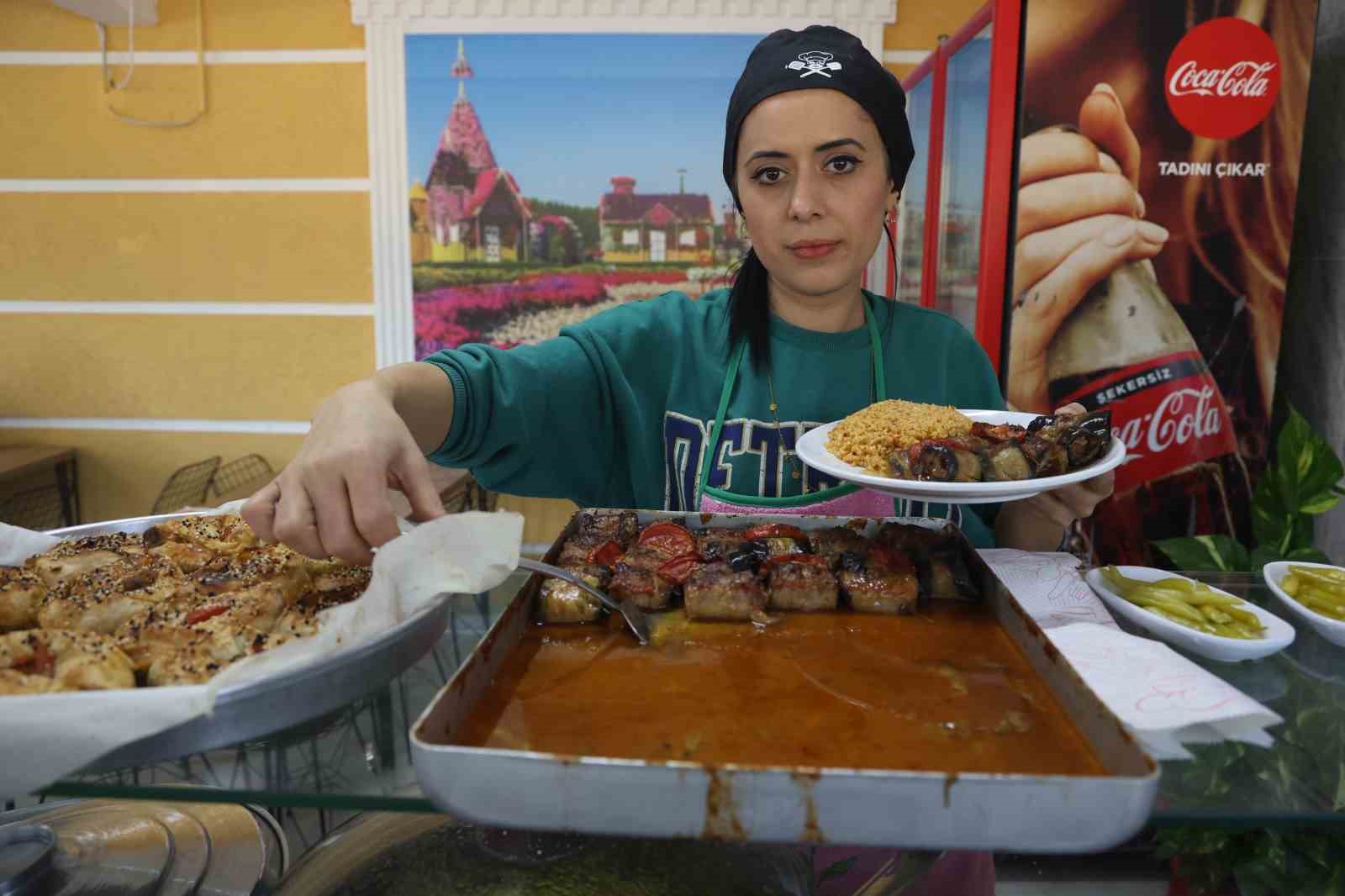 Eşini depremde kaybeden annenin yemek kazanı yetim evlatlarının geleceği için kaynıyor