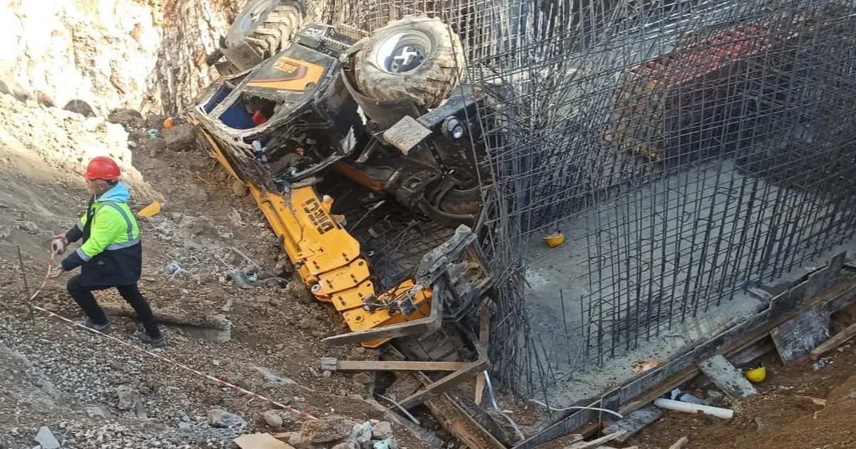 Adıyaman’da iş makinesi devrildi!