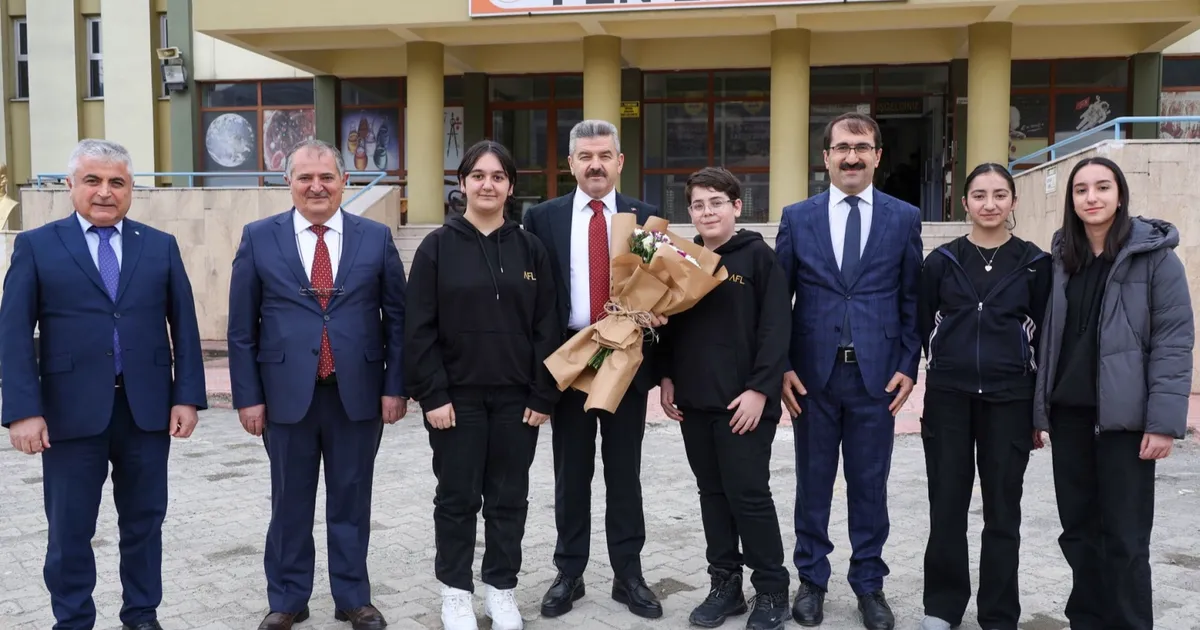 Artvin Valisi Ergün, Fen Lisesi’ni ziyaret etti