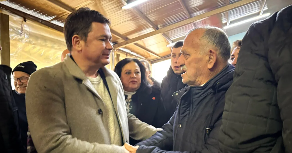 Başkan Aydın Bursa’da mahalleleri adım adım geziyor