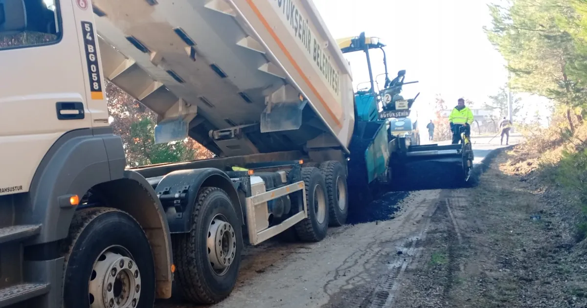 Sakarya’da şehrin en uzak noktasında asfalt atağı