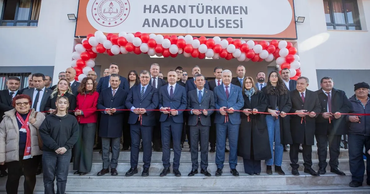 CHP lideri Özel, İzmir’de okul ve kent lokantasını açtı