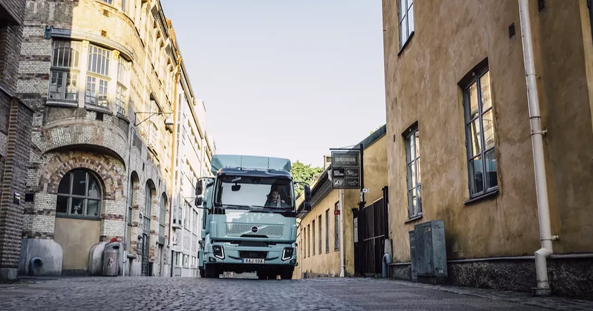 Şehirlerin Yeni Sessiz Gücü: Volvo Trucks’tan 14 Tonluk Elektrikli Hamlesi!